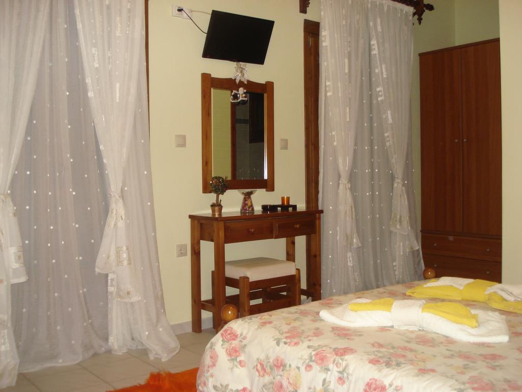 Iris Hotel Arachova Bagian luar foto