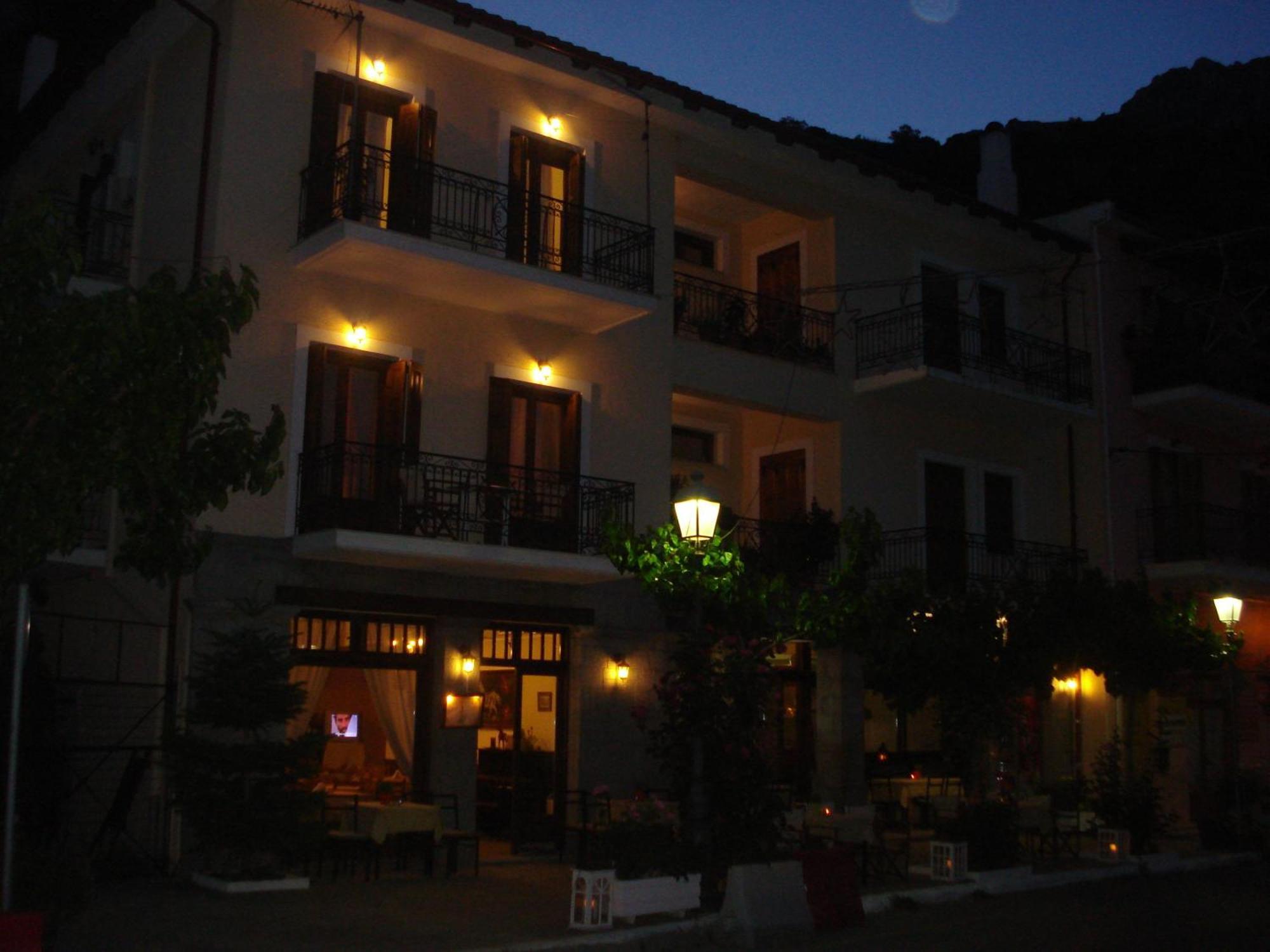 Iris Hotel Arachova Bagian luar foto