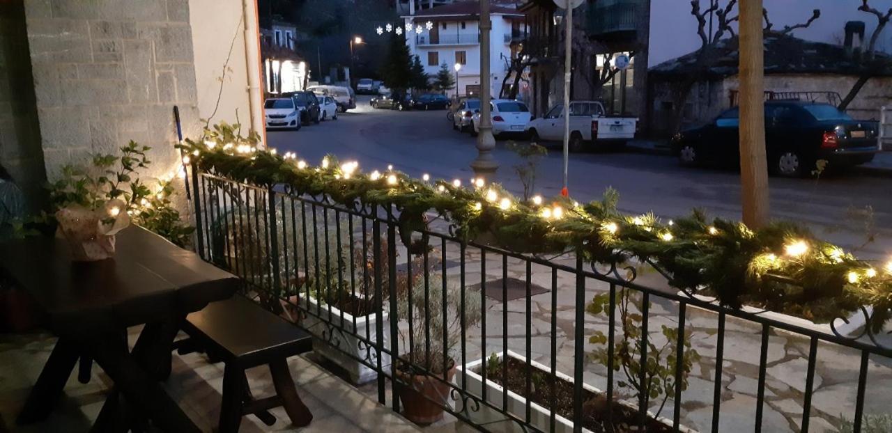 Iris Hotel Arachova Bagian luar foto